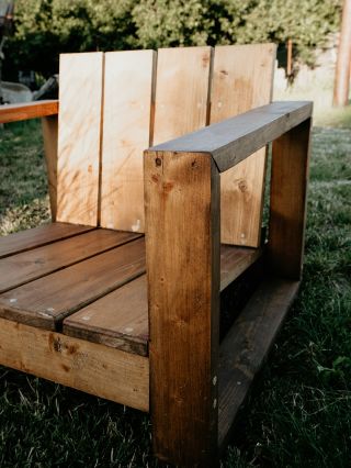 🪑 Plastová židle? Už nikdy. Tady přichází nový level pohodlí – naše zahradní křeslo z masivu. Byl to prototyp. Teď je to...